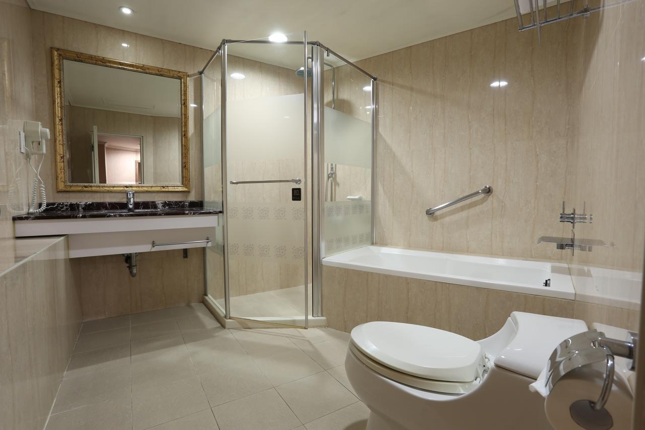 Monalisa Hotel تاينان المظهر الخارجي الصورة